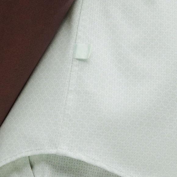 LIKE NEW Lululemon Men’s Airing Easy Short Sleeve Button Down Shirt - Picture 7 of 7